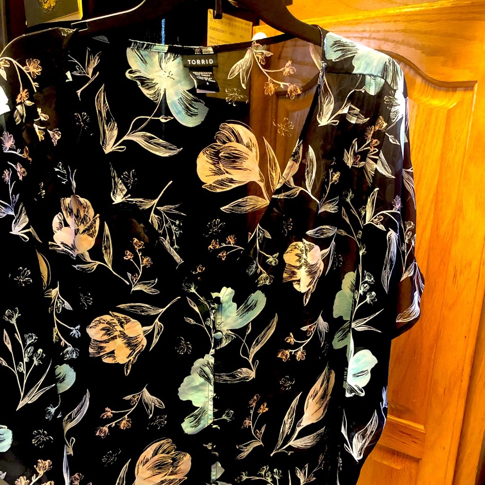 Black flower top Torrid 3